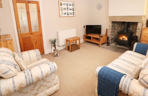 Penistone Cottage | HUNTER HOUSE, pet friendly, with open fire in Penistone
