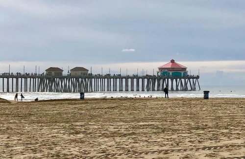 Huntington Beach House | Huntington Beach Bungalow half mile to sand & pier in downtown HB