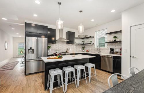Talbot's Corner House | Hurst House - 4 Stylish Homes - Mins to Germantown