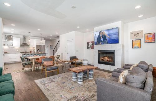Talbot's Corner House | Hurst House - 4 Stylish Homes - Mins to Germantown