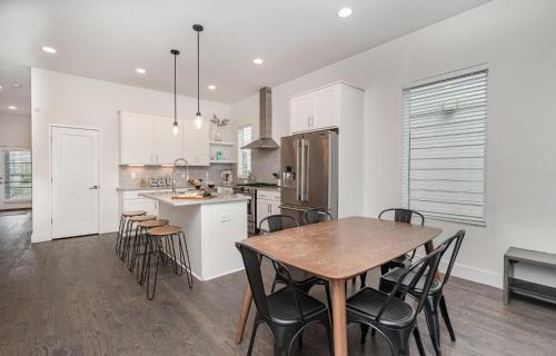 Talbot's Corner House | Hurst House - 4 Stylish Homes - Mins to Germantown