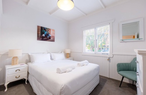 Surfdale Cottage | Huruhi Cottage - Huruhi Cottage is a newly renovated family holiday cottage in a great central location on Waiheke, with great transport links, walking access to local beaches, bars, restaurants and cafes and with fantastic premium amenities. With th