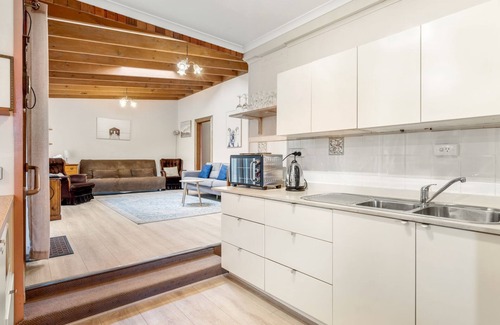 Huskisson Hostel | Husky Hangout - Close to everything - Pet Friendly