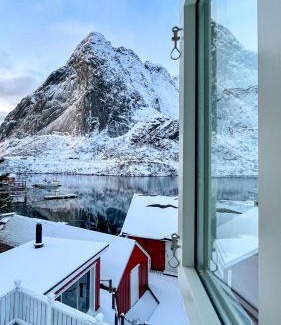 Reine Villa | Husly Reine - your home with Reinebringen view