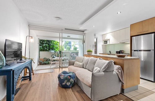 New Farm Apartment | Hustle & Bustle! 2 Bed/1Bath/1Car/Pool ~ Teneriffe