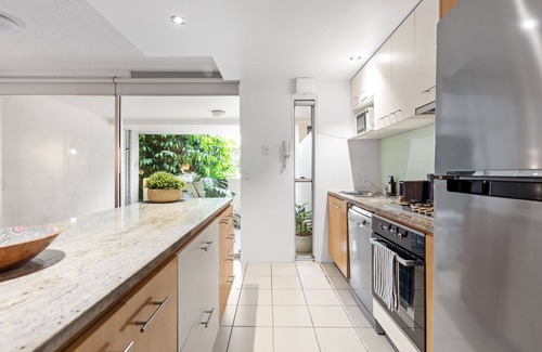 New Farm Apartment | Hustle & Bustle! 2 Bed/1Bath/1Car/Pool ~ Teneriffe