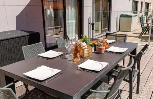 Heist Apartment | Huswell - Spacious Sunny Apartment with Huge Terrace
