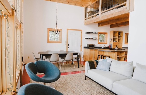 Hyak Ski Chalet | Hyak Hideout 3-bedroom chalet in welcoming Snoqualmie Pass with WiFi