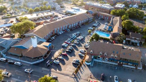 Main Street Hyannis Hotel | Hyannis Plaza Hotel
