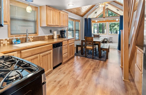 Ashland Apartment | Hyatt Prairie Cabin offers views and a two person Hot Tub! Both bedrooms have a queen size bed.