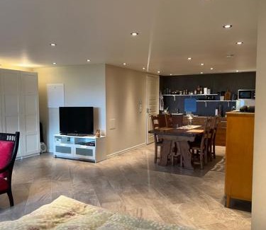 Trogstad Apartment | Hybel i underetasje 700m fra strand