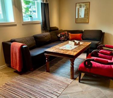 Trogstad Apartment | Hybel i underetasje 700m fra strand