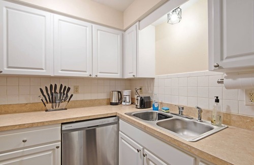 Hyde Park Apartment | Hyde Park ★ King Bed w/Office by TGH/Bayshore/UT