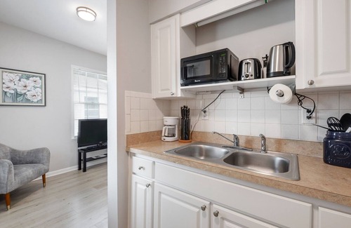 Hyde Park Apartment | Hyde Park, King Bed w/Office by Bayshore, TGH, UT