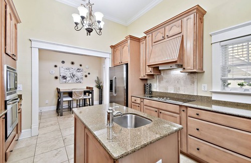 Hyde Park House | Hyde Park Location | Pet-Friendly | Gym | Sauna