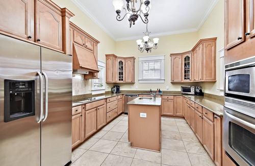 Hyde Park House | Hyde Park Location | Pet-Friendly | Gym | Sauna