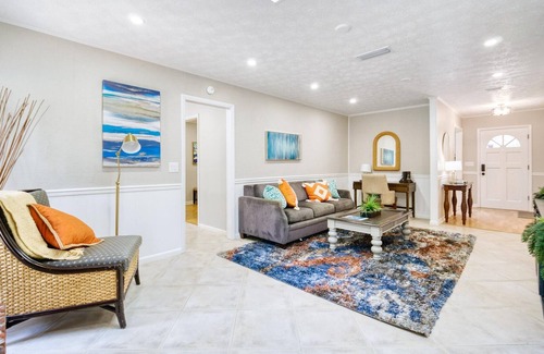 Hyde Park House | ~Hyde Park Sleeps 12 Heated Pool by Golf Club~
