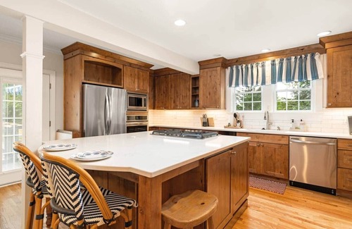 Knoxville House | Hydrangea Haus 3.3 mi from UT Knoxville Campus