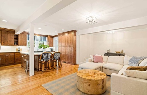 Knoxville House | Hydrangea Haus 3.3 mi from UT Knoxville Campus