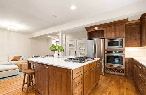 Knoxville House | Hydrangea Haus 3.3 mi from UT Knoxville Campus