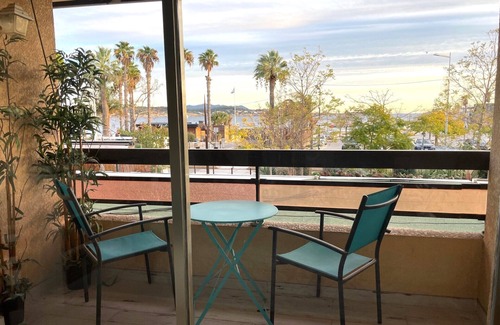 Bandol Apartment | Hyper city center with sea-view terrace, right on the beach.