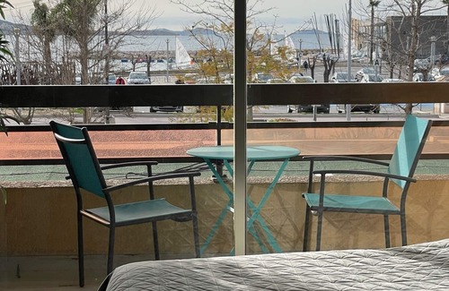 Bandol Apartment | Hyper city center with sea-view terrace, right on the beach.
