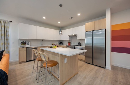 Sobro House | Hyve - Artpop - Walk to Broadway-Full Gym- Pool
