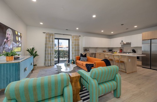 Sobro House | Hyve - Artpop - Walk to Broadway-Full Gym- Pool