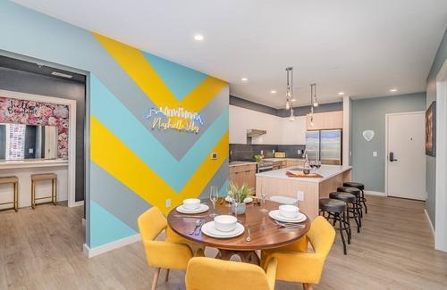 Downtown Nashville House | Hyve - Neon Nights - Pool & Gym - Walk to Broadway
