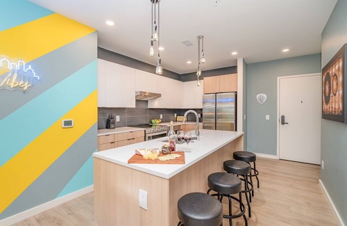 Downtown Nashville House | Hyve - Neon Nights - Pool & Gym - Walk to Broadway
