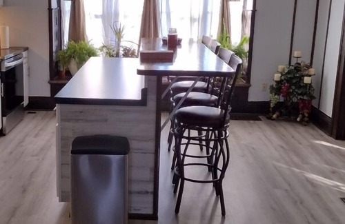 Springfield House | I-70 HELEN'S HAVEN HOUSE nWITTENBERG/CEDARVILLE UNIVERSITY Exit 54n4 BR 1.5 Bath
