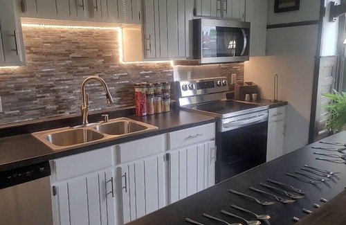 Springfield House | I-70 HELEN'S HAVEN HOUSE nWITTENBERG/CEDARVILLE UNIVERSITY Exit 54n4 BR 1.5 Bath