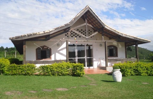 Aluminio Villa | I'm renting a farm with a waterslide, three swimming pools and plenty of space for leisure. Check it out!