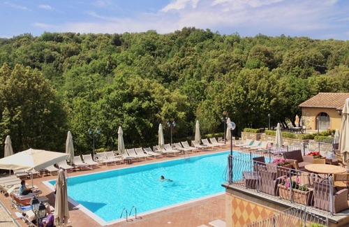 Monteverdi Marittimo Apartment | I Piastroni Three-room apartment in residence with pool