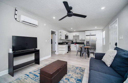 Oak Haven Apartment | ~[I] River Bank Repose Sleeps 4 Private Units~