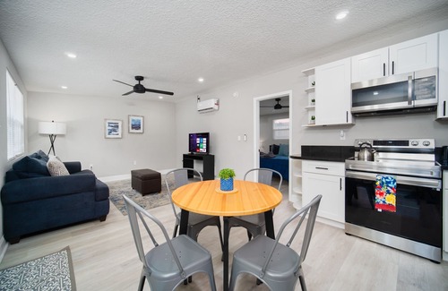 Oak Haven Apartment | ~[I] River Bank Repose Sleeps 4 Private Units~