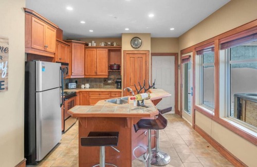 Big White Ski Resort Apartment | I Spy-Cozy Pet Friendly,Ski In/Out Private Hot Tub
