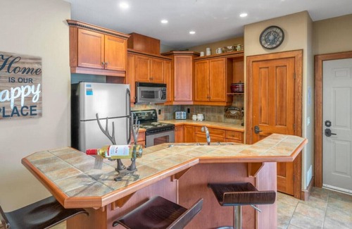 Big White Ski Resort Apartment | I Spy-Cozy Pet Friendly,Ski In/Out Private Hot Tub