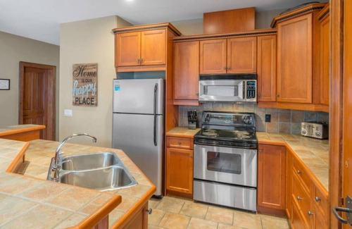 Big White Ski Resort Apartment | I Spy-Cozy Pet Friendly,Ski In/Out Private Hot Tub