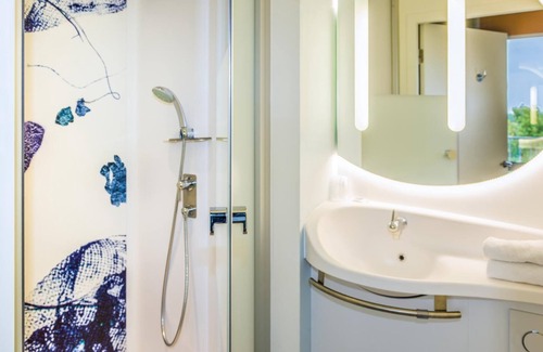 Clermont-Ferrand Hotel | ibis budget Clermont-Ferrand Le Brézet Aéroport