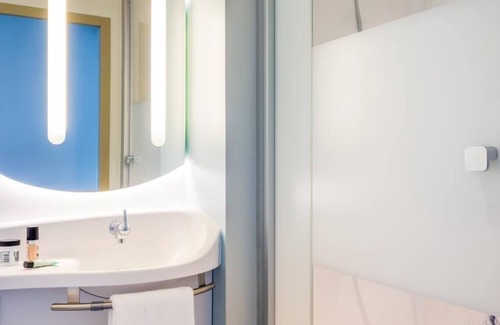 Clermont-Ferrand Hotel | ibis budget Clermont-Ferrand Le Brézet Aéroport