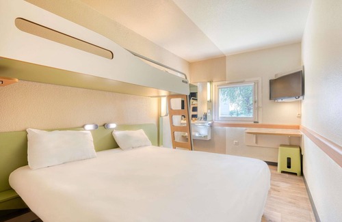 Trappes Hotel | ibis budget Versailles Trappes