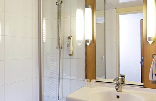 Gambetta Hotel | ibis Paris La Défense Esplanade