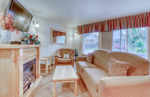 Downtown Leavenworth Apartment | Icicle Village Resort 401 & 402: Ponderosa Hideaway
