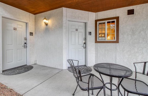 Downtown Leavenworth Apartment | Icicle Village Resort 401 & 402: Ponderosa Hideaway