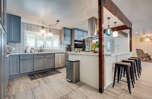 Las Vegas Apartment | Iconic Luxe Entertainment Villa: Heated Pool Sauna
