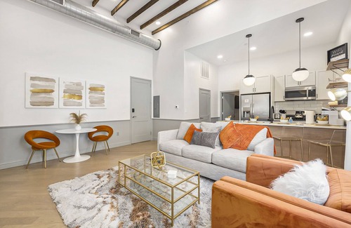 Central City Condo | Iconic Morris Ave condo retreat sleeps 6 +rooftop
