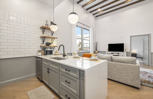 Central City Condo | Iconic Morris Ave condo retreat sleeps 6 +rooftop