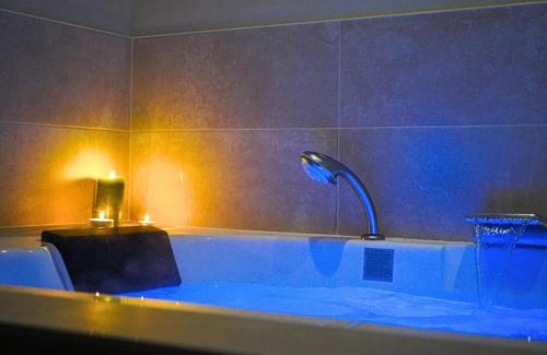 Angouleme House | Idéal pour couple, famille&pros - jusqu'à 6 pers - Classé 2 étoiles - Baignoire Balnéo - Espace de travail dédié - A 10min de la gare SNCF, du centre ville d'Angoulême, et du Musée de la BD - Parking privé et gratuit - Wifi gratuit