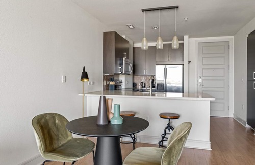 West End Apartment | Ideal Downtown 1BR w/Gym, W/D, Pool, walk to 6th St bars, by Blueground